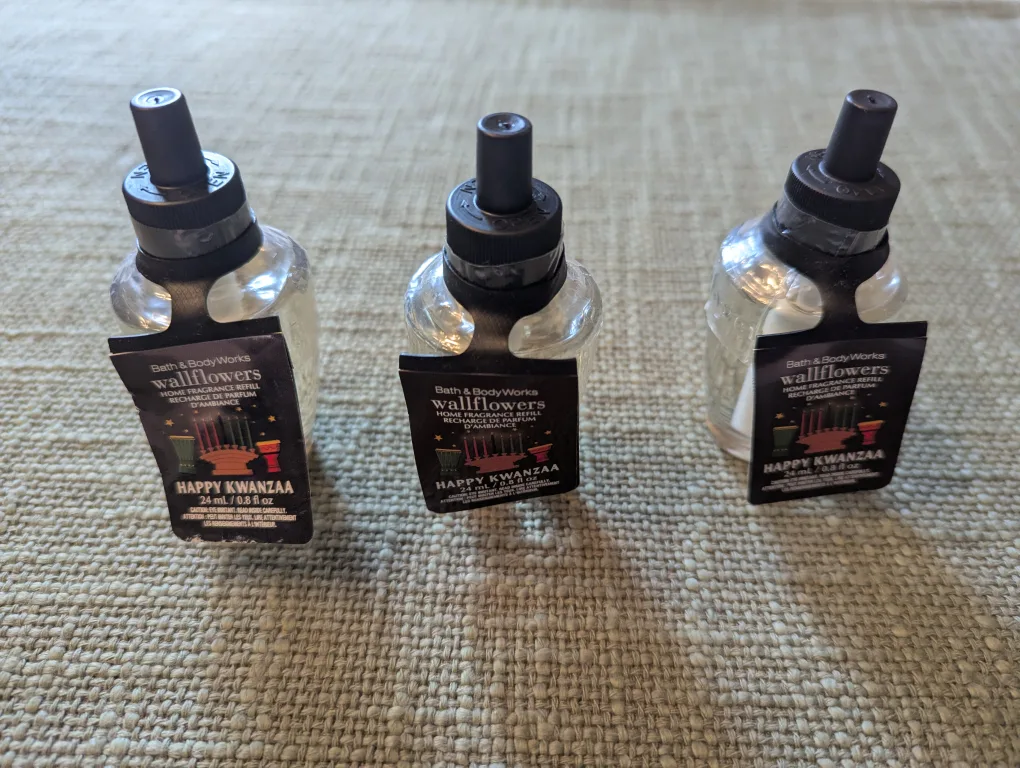 Bath & Body Works Wallflowers - Happy Kwanzaa bundle image indicator(2)