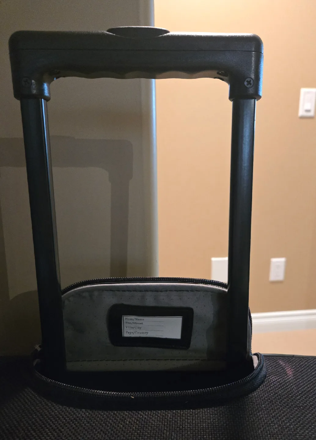 American Tourister Black Suitcase image indicator(3)