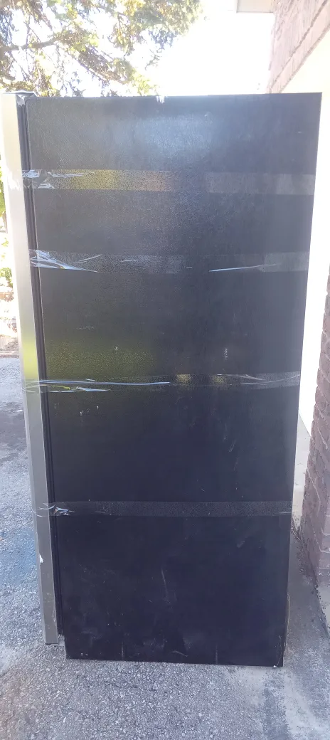 Frigidaire Refrigerator with Water Dispenser image indicator(3)