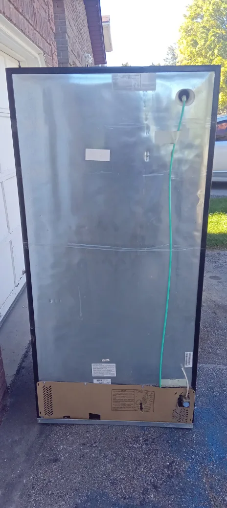 Frigidaire Refrigerator with Water Dispenser image indicator(4)