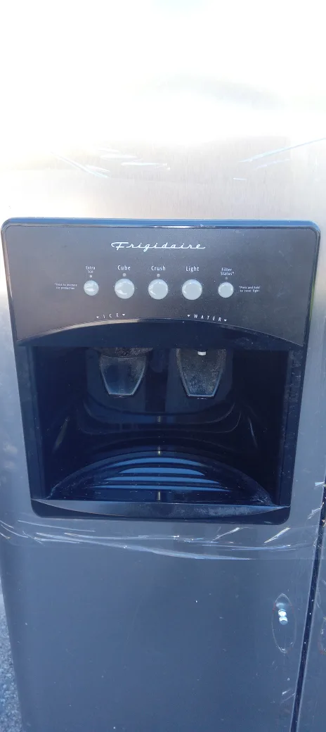Frigidaire Refrigerator with Water Dispenser image indicator(5)