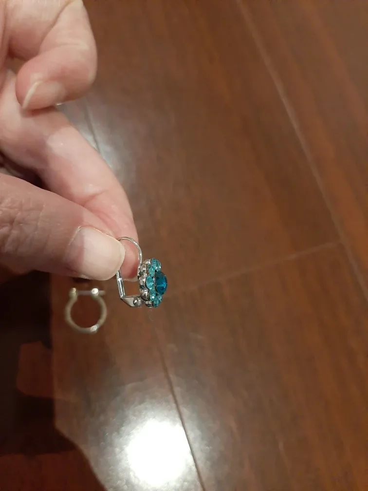 FREE Assorted Single Earrings and Nail Charm image indicator(5)