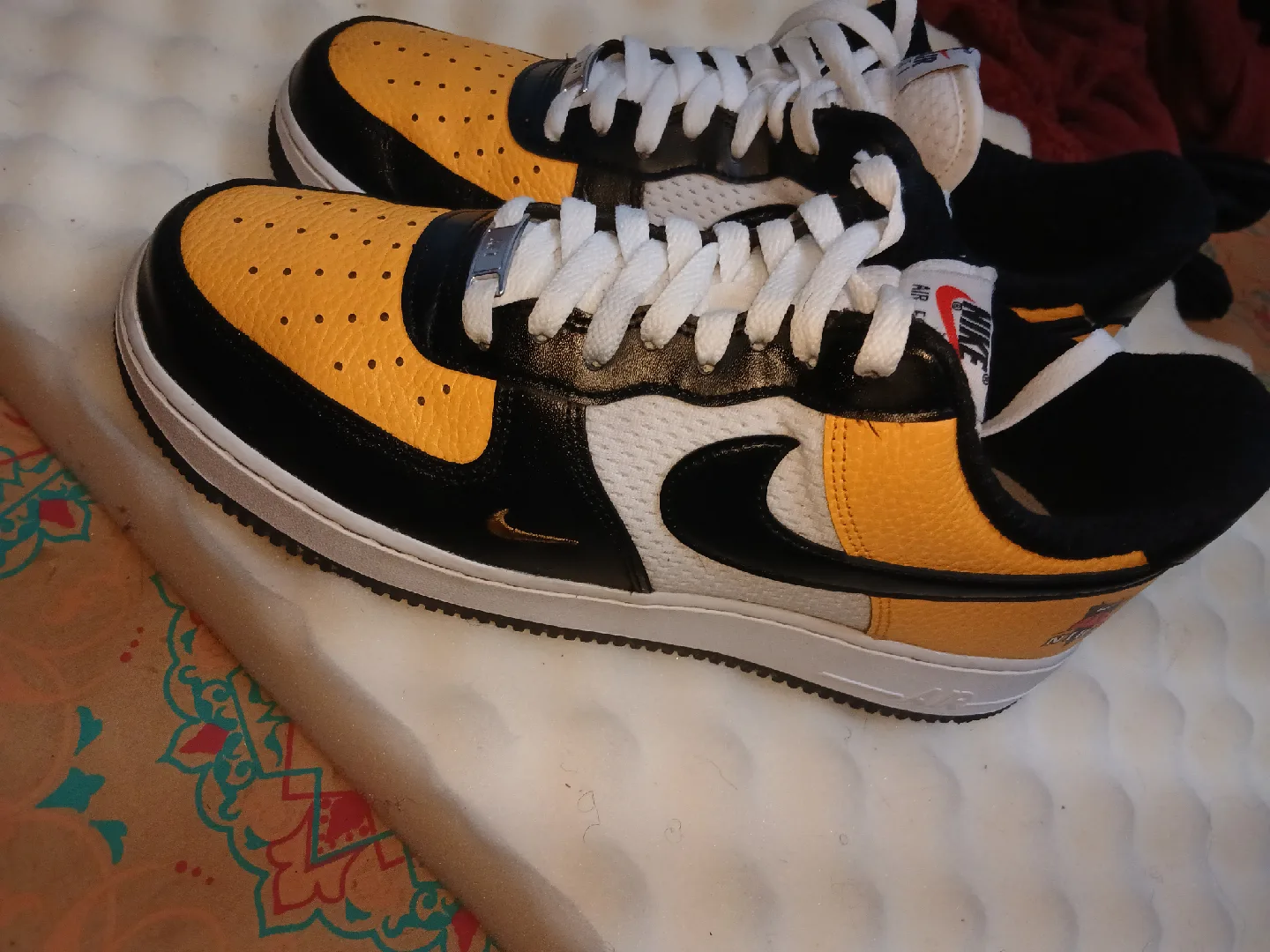 Nike Air Force 1 - Yellow/Black image indicator(2)