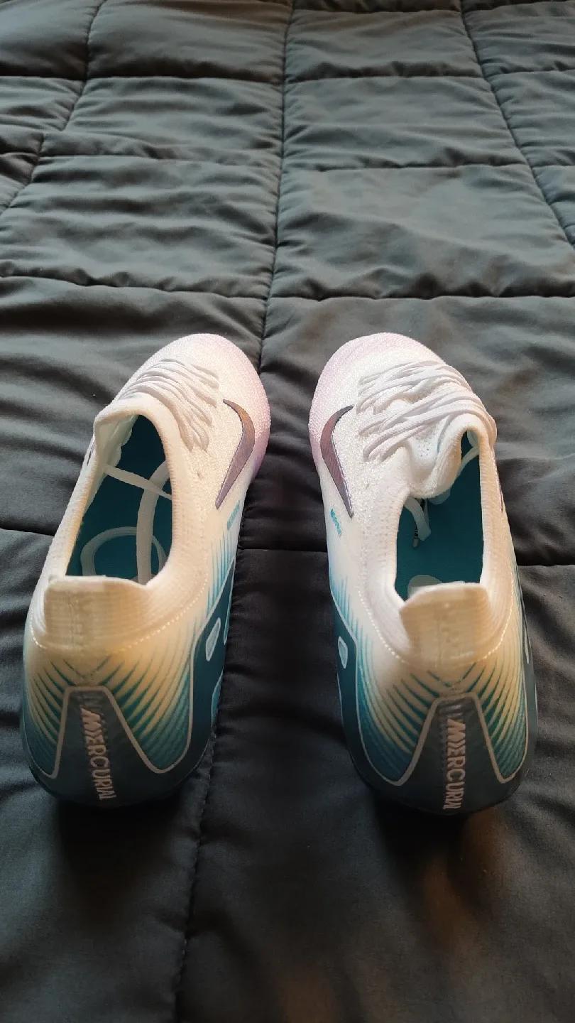 limited edition Football Boots, size 9.5 image indicator(4)