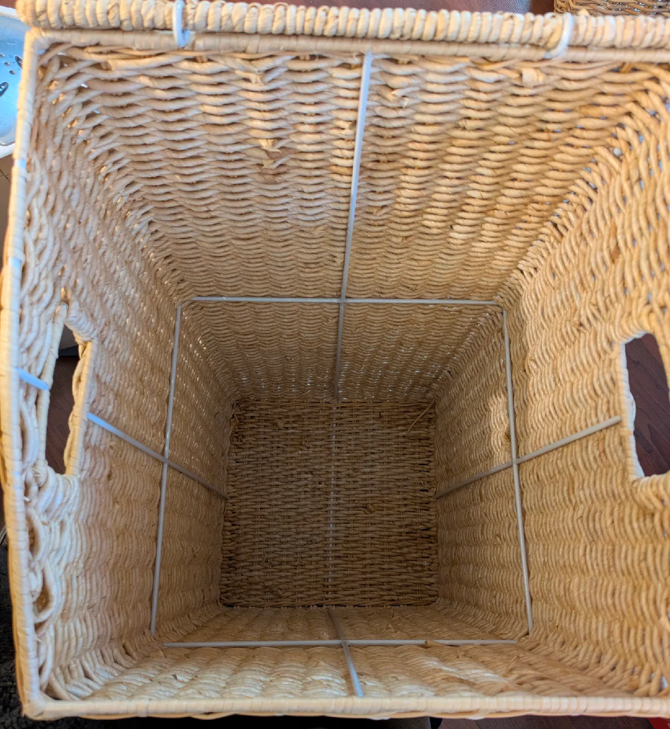Wicker Laundry Hamper with lid and liner image indicator(6)