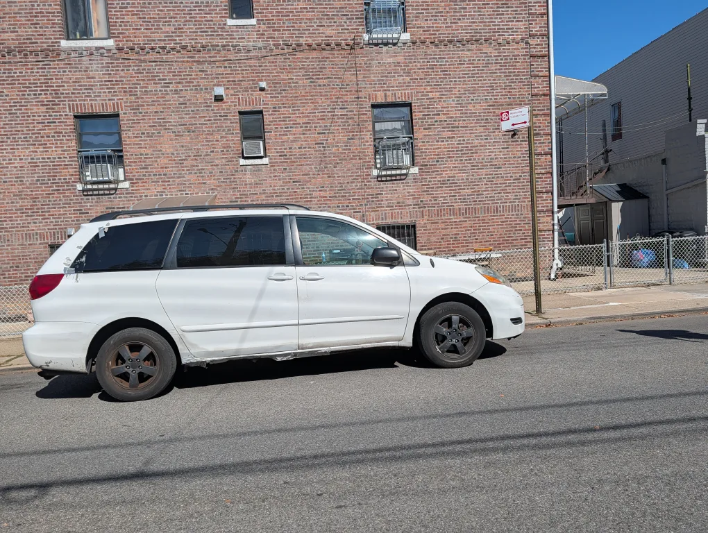 2009 Toyota Sienna LE minivan  - White image indicator(5)