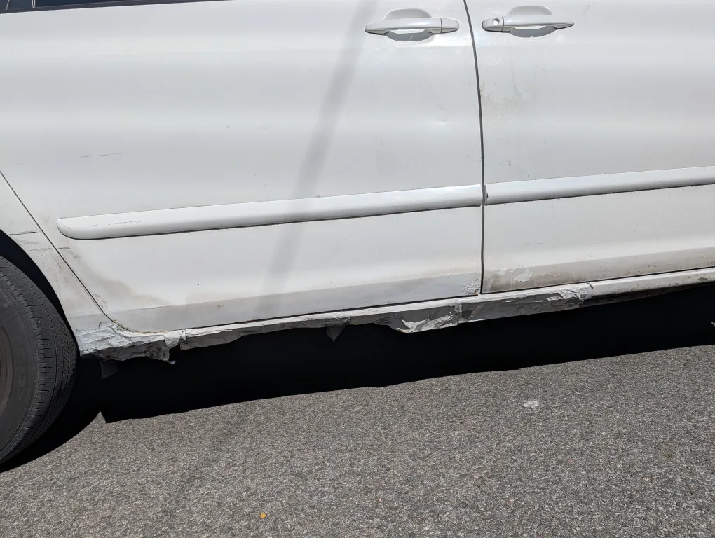 2009 Toyota Sienna LE minivan  - White image indicator(6)