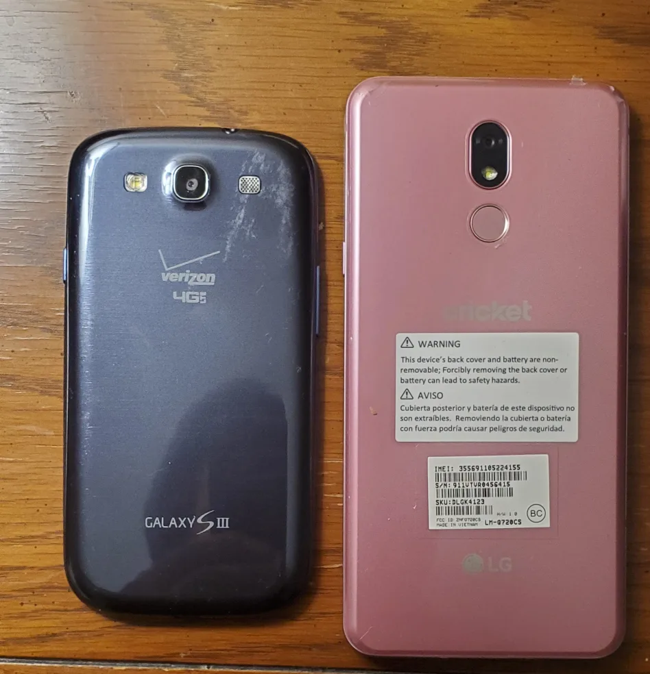 Samsung Galaxy S III & LG LM-Q720CS Phones image indicator(2)