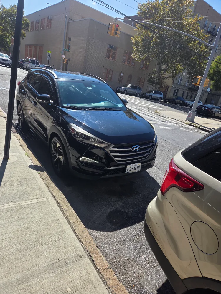 hyundai tucson 2016 sport titulo limpio $8900  123000 MILLAS image indicator(7)