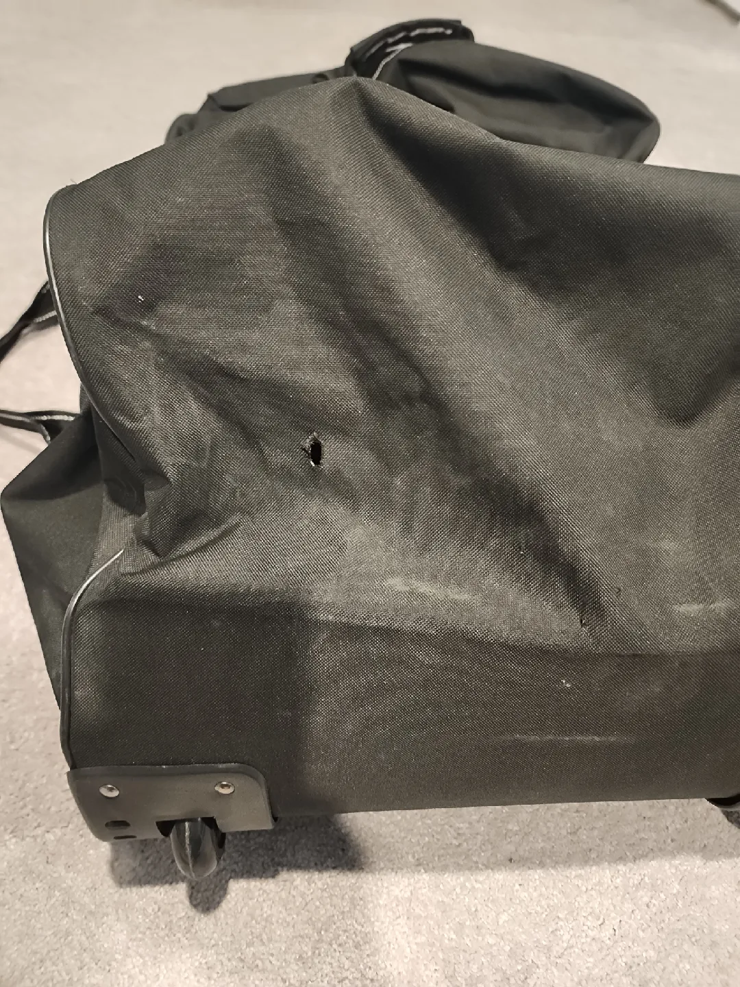 Hespler Black Wheeled Equipment Bag image indicator(4)