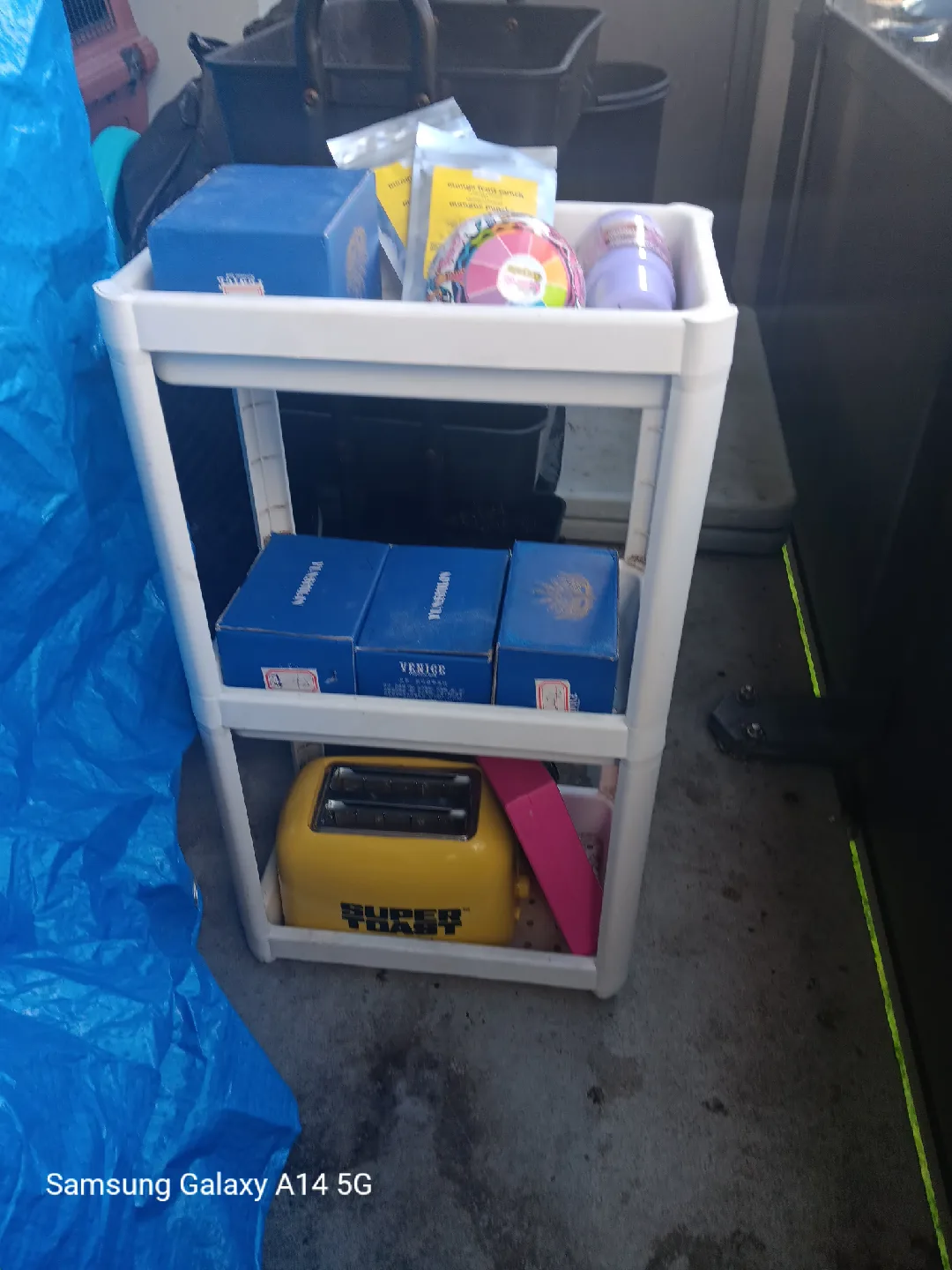 free stand and items #freecycle 🥕 thumbnail