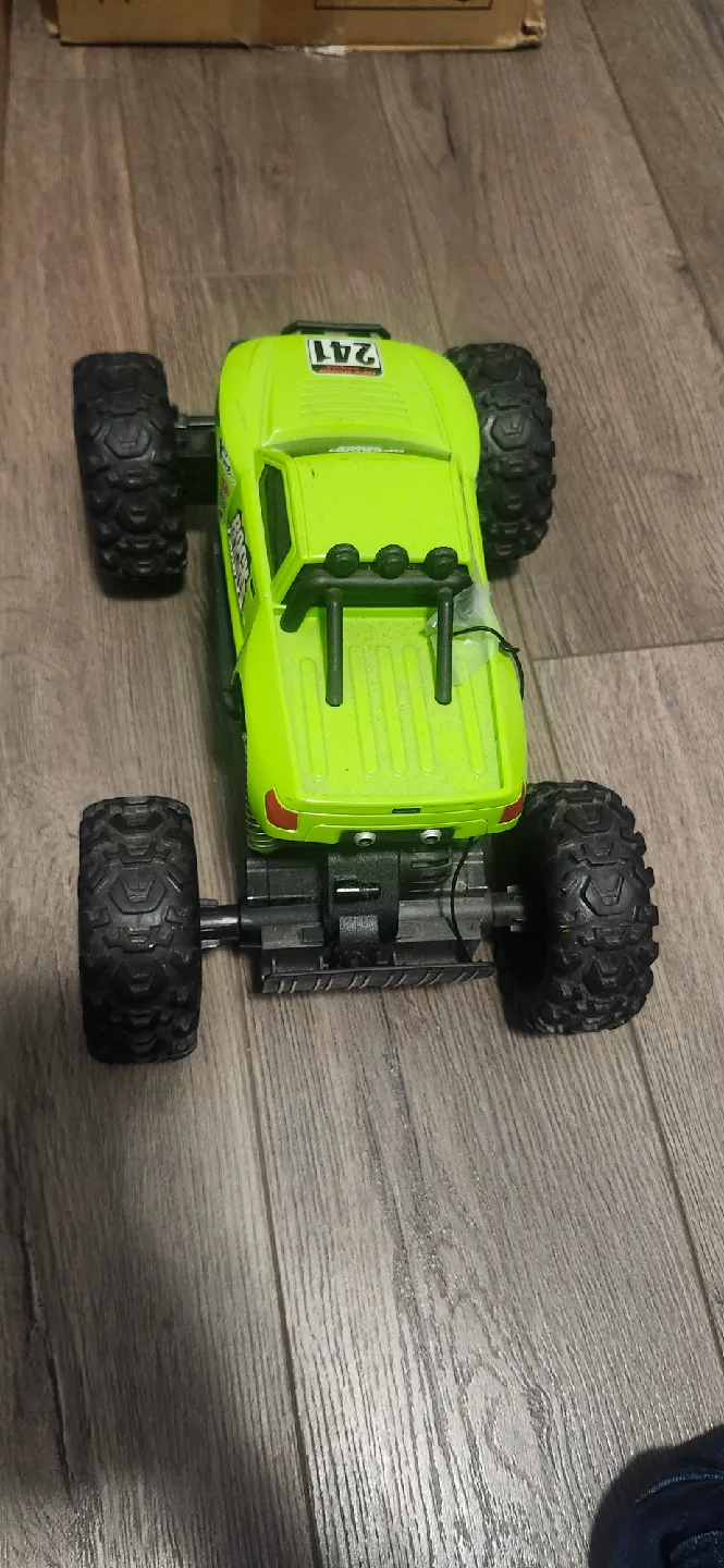 Maisto Tech Rock Crawler Radio Control Truck image indicator(3)