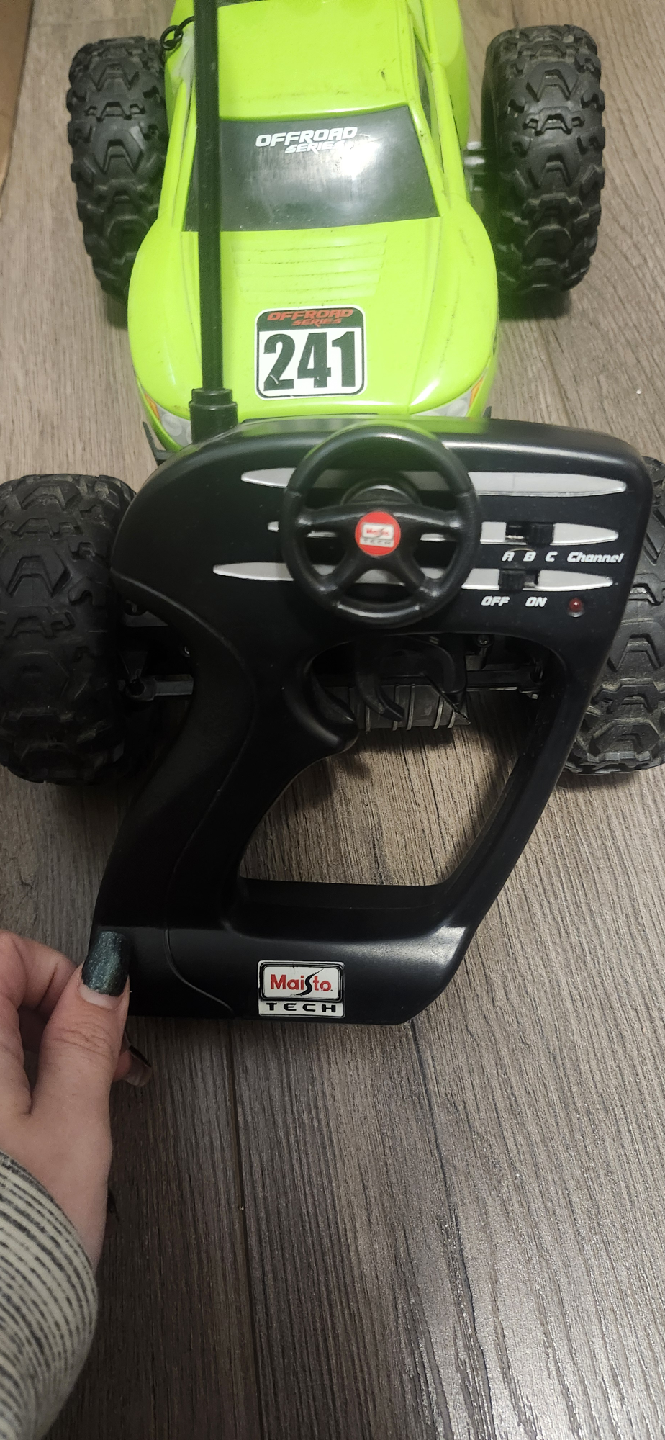 Maisto Tech Rock Crawler Radio Control Truck - photo 4