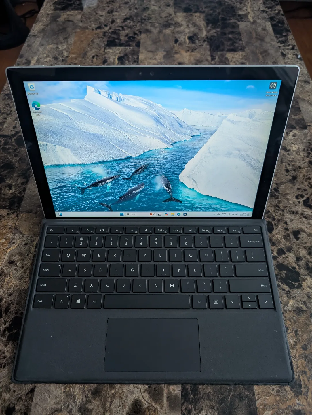 Microsoft Surface Pro 4, i7, 16GB RAM image indicator(2)