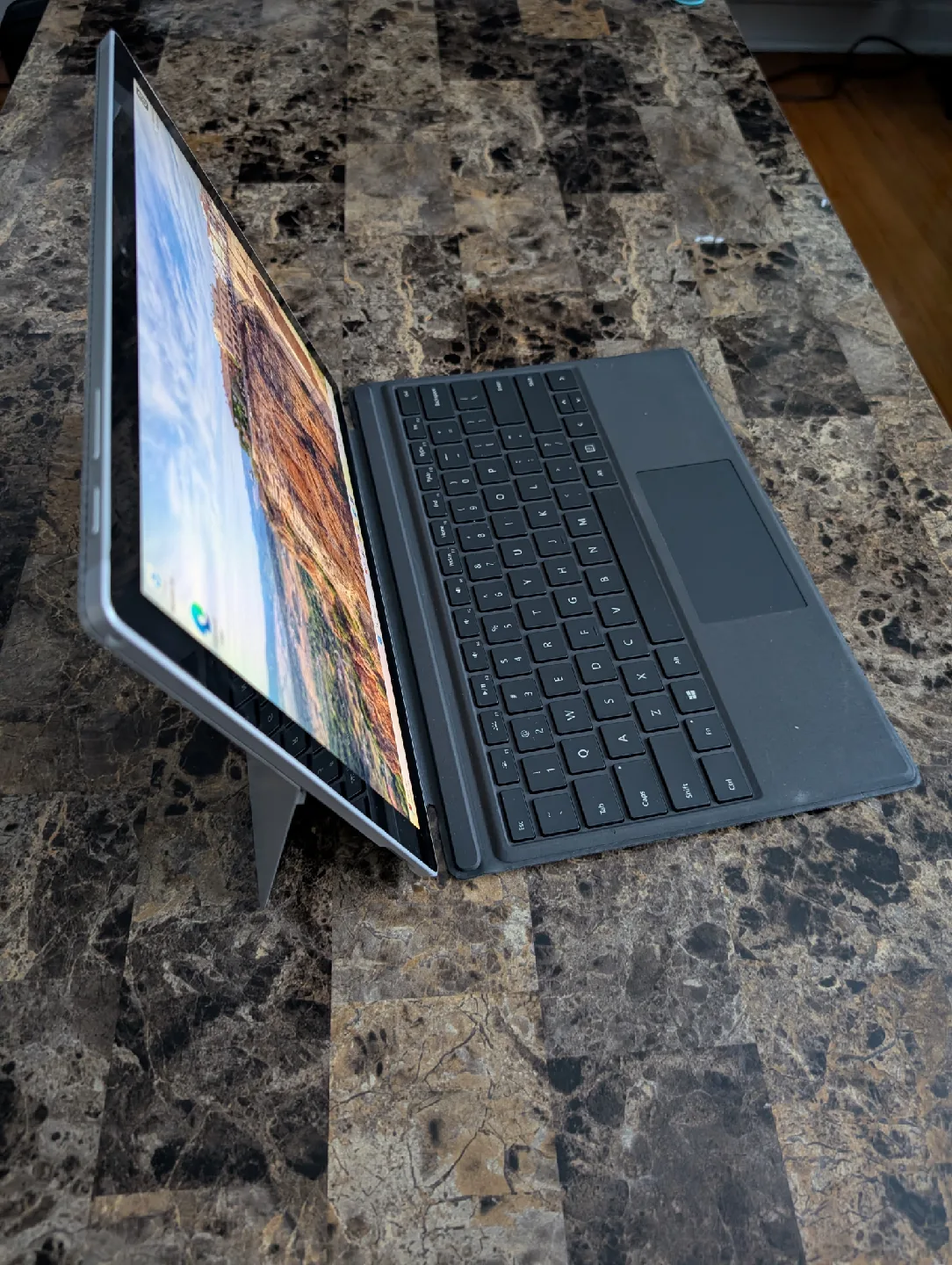 Microsoft Surface Pro 4, i7, 16GB RAM image indicator(8)