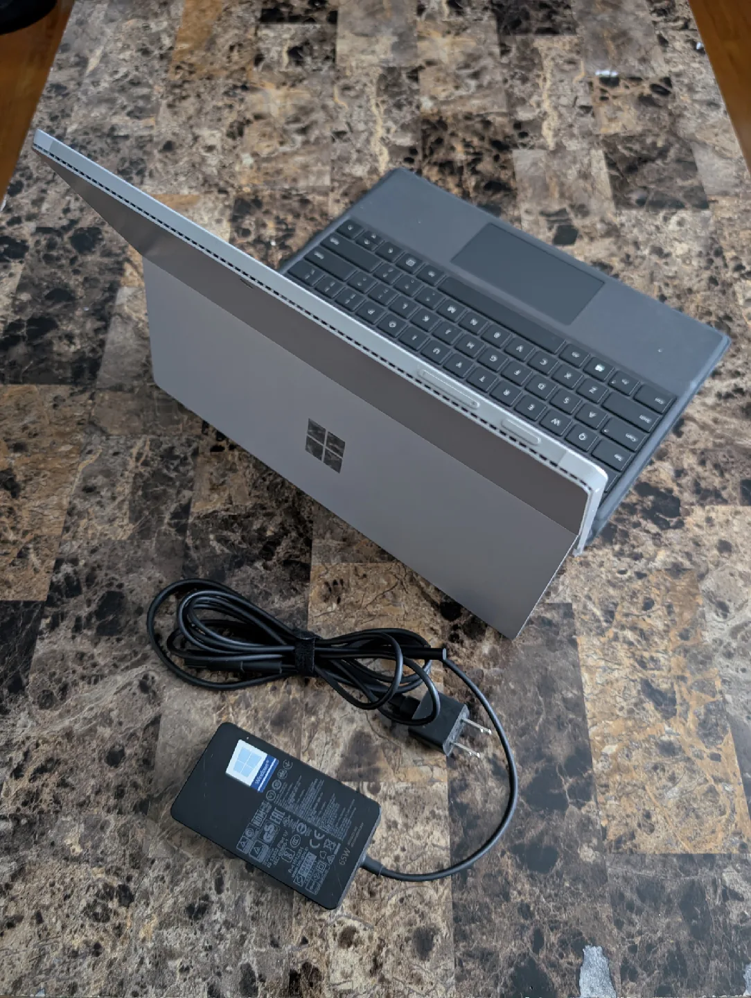 Microsoft Surface Pro 4, i7, 16GB RAM image indicator(10)