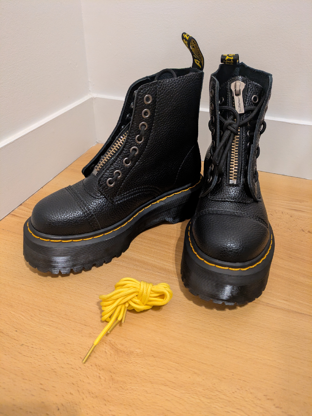 Dr. Martens Sinclair Size 9 Platform Boots - photo 2