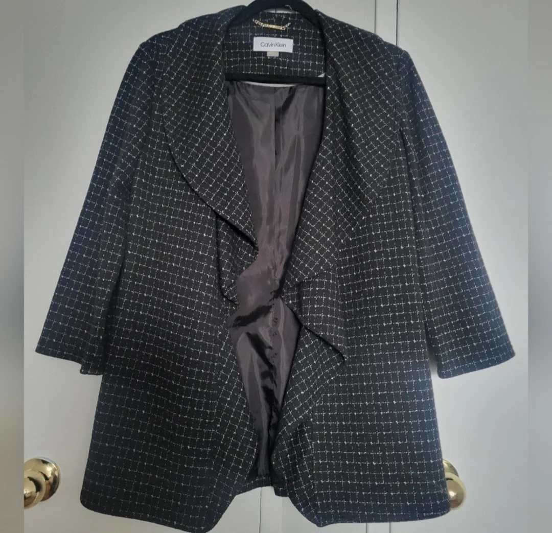 *WEEKLY DECLUTER* Calvin Klein Plaid Blazer - Size 8 thumbnail