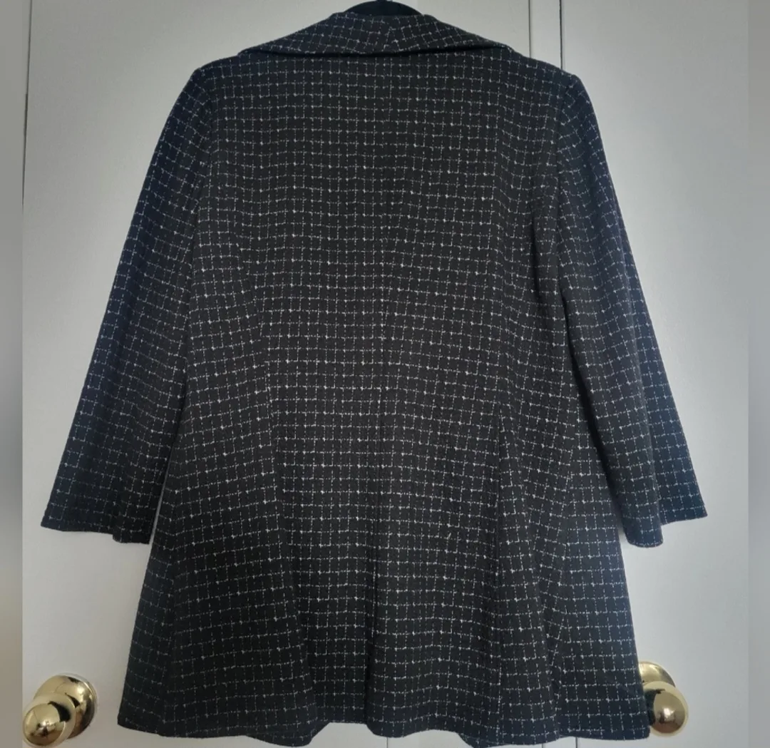 *WEEKLY DECLUTER* Calvin Klein Plaid Blazer - Size 8 image indicator(2)