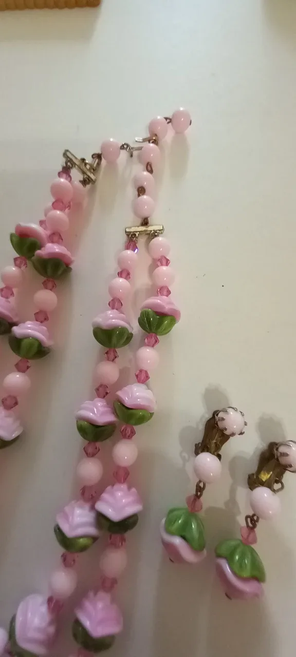 Vintage necklace with matching earrings image indicator(5)