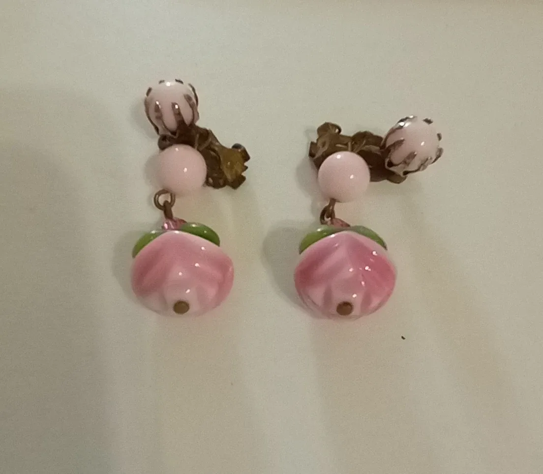 Vintage necklace with matching earrings image indicator(6)