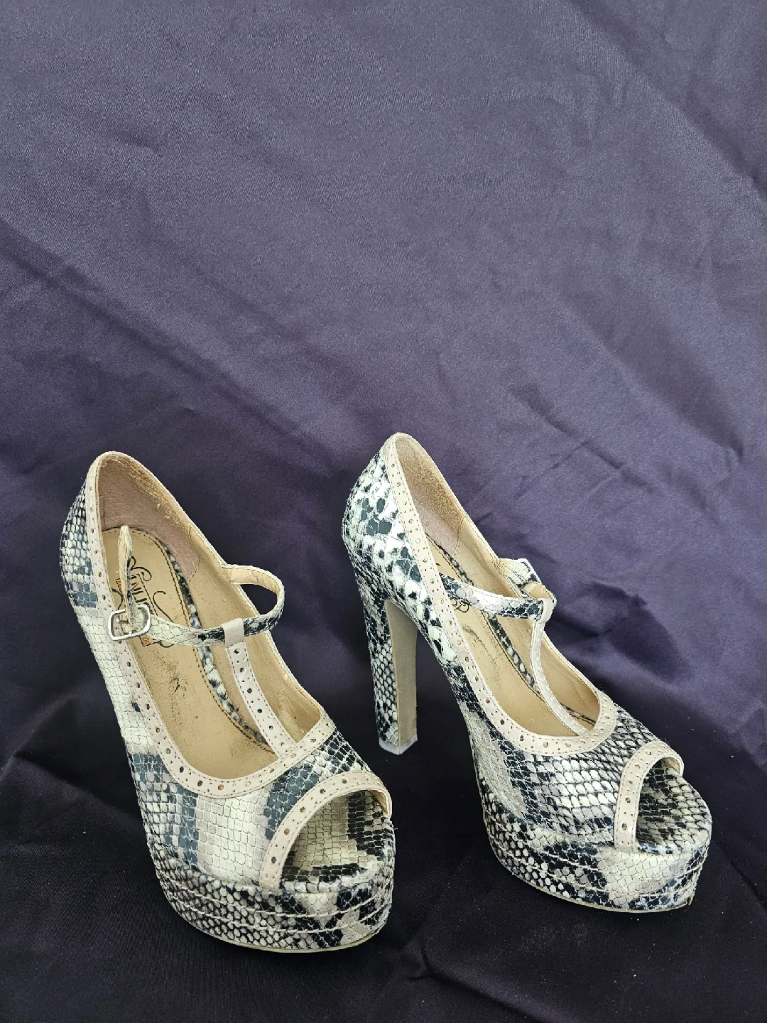 USED - Kenneth Cole Unlisted Snakeskin Heels - Size 6 thumbnail