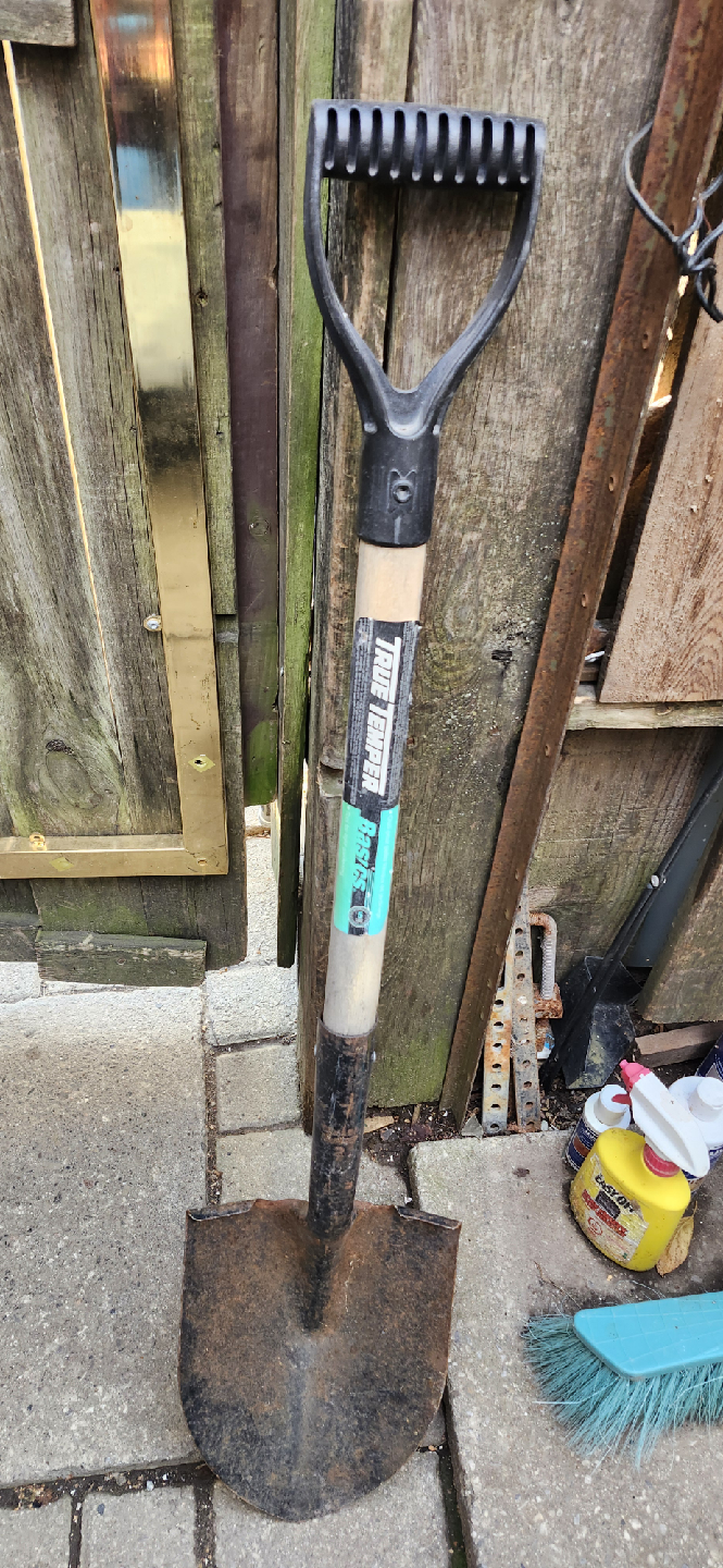 True Temper Shovel 38" long- Made in Canada for new 26 $ +taxes