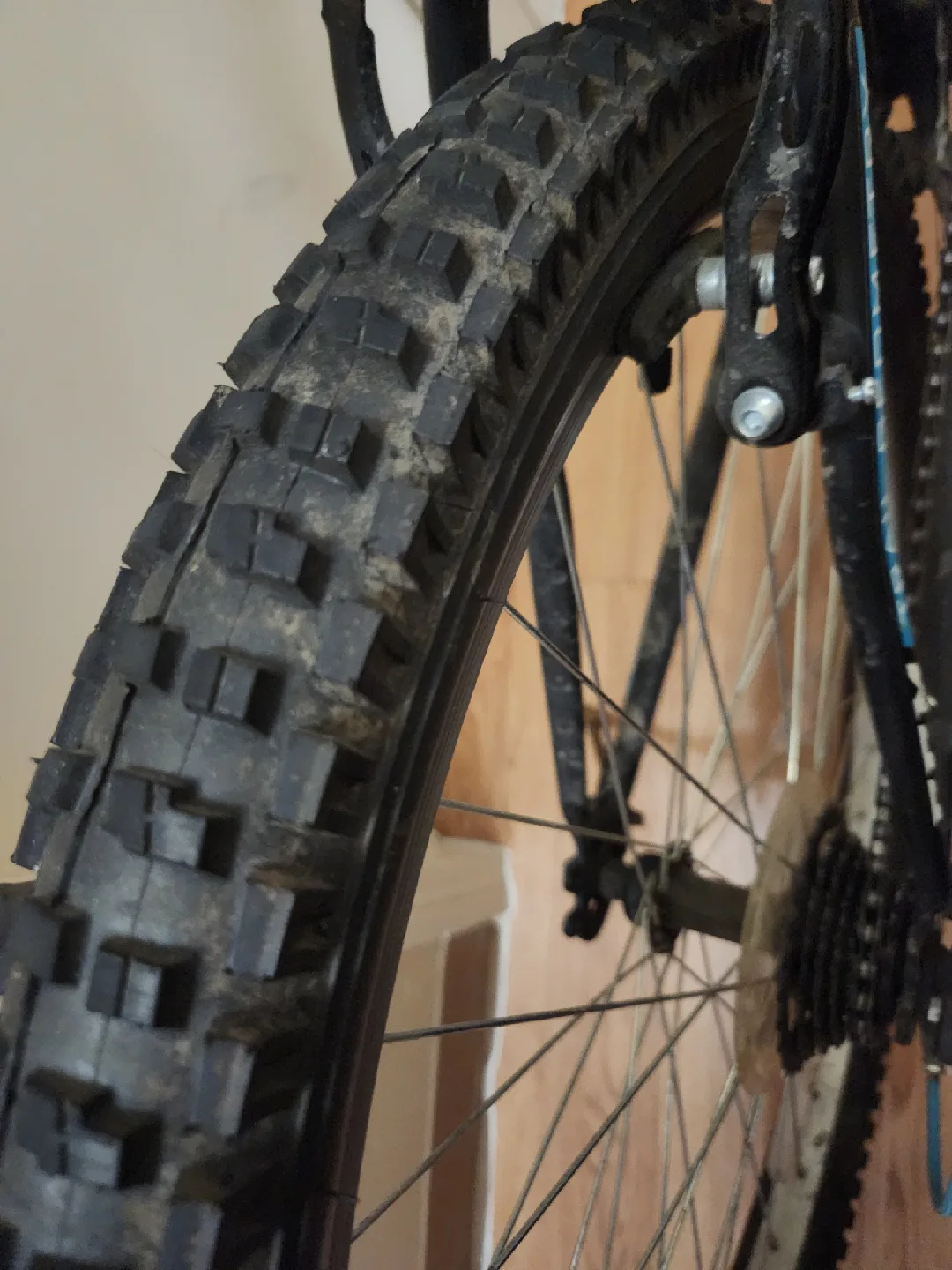 CCM 26 Mountain Bike 2023 with Pump Lock Helmet image indicator(2)