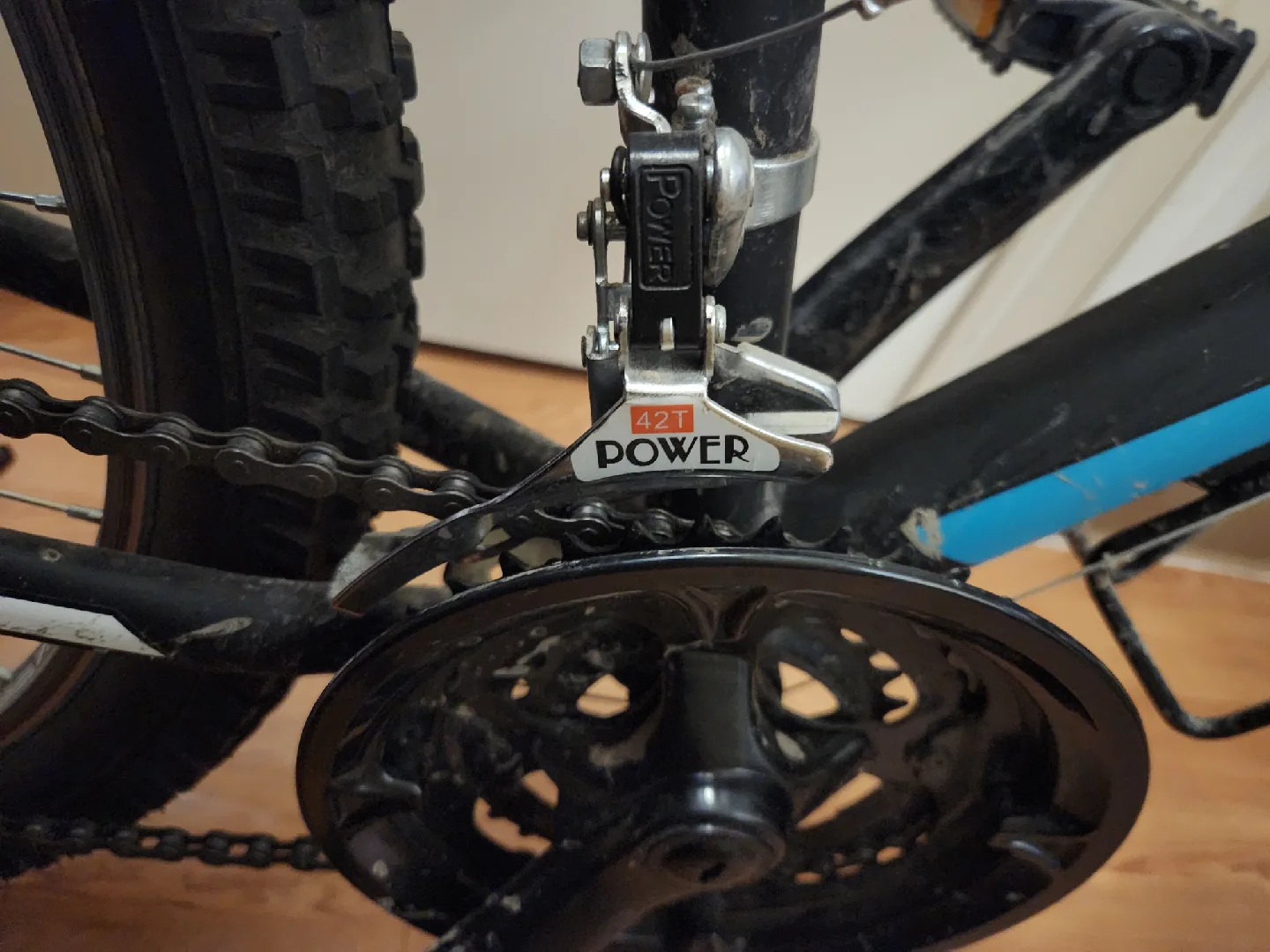 CCM 26 Mountain Bike 2023 with Pump Lock Helmet image indicator(3)