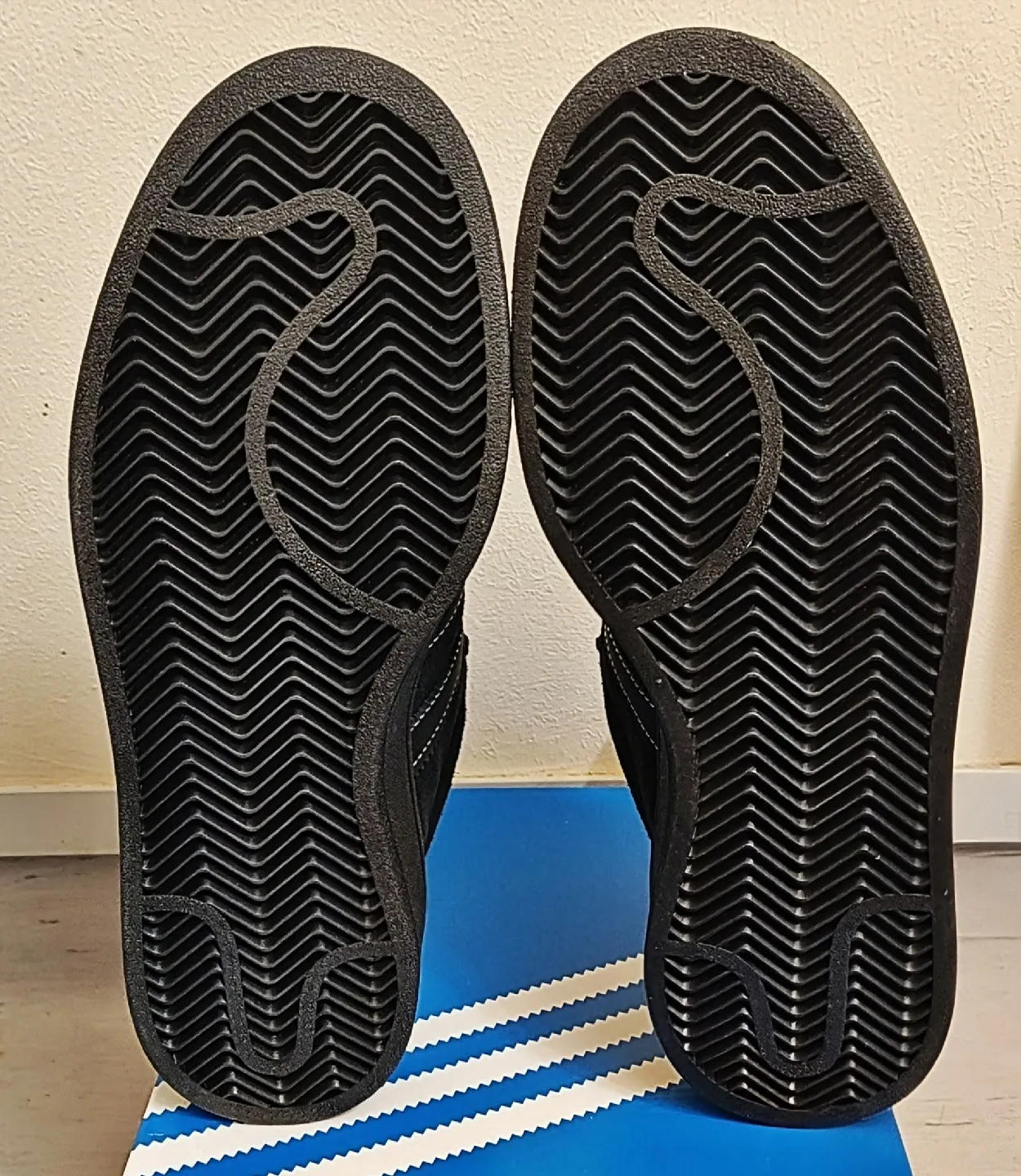 *NWT* 9 US—adidas OG Campus 00s image indicator(9)