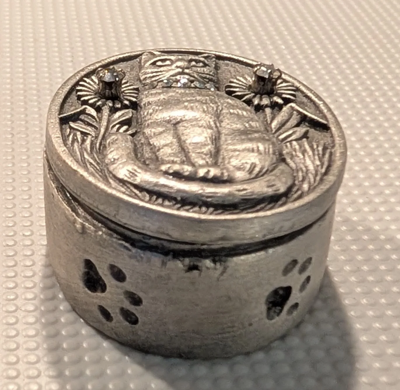 Ms Dee Vintage Pewter trinket box with cat image indicator(3)