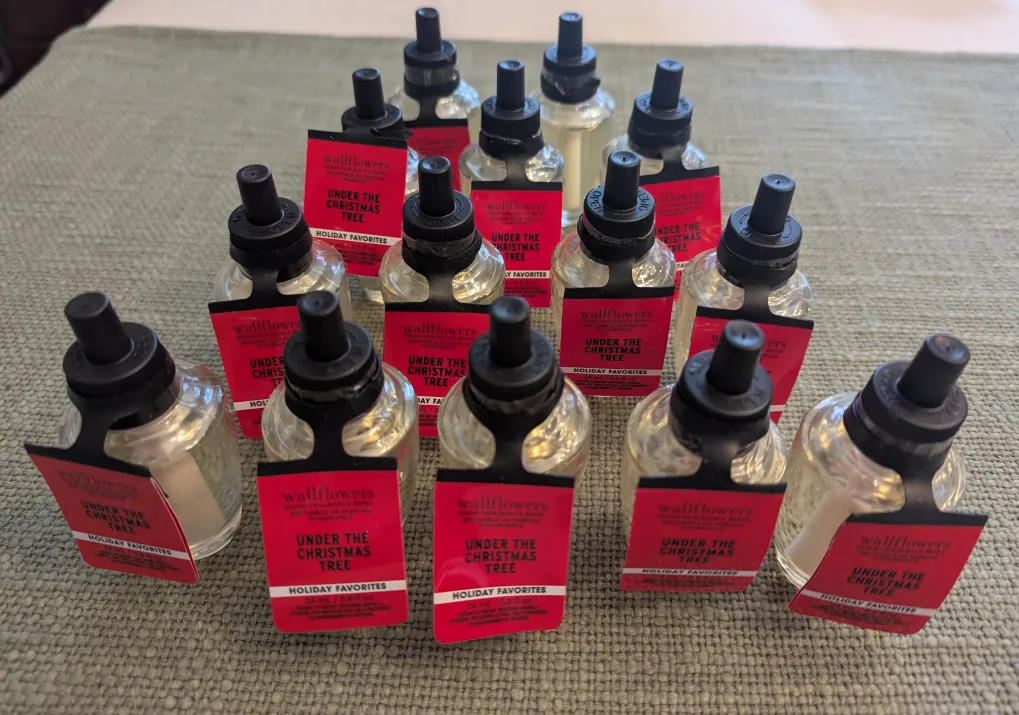 Bath & Body Works Wallflowers Refill - Under the Christmas Tree image indicator(2)