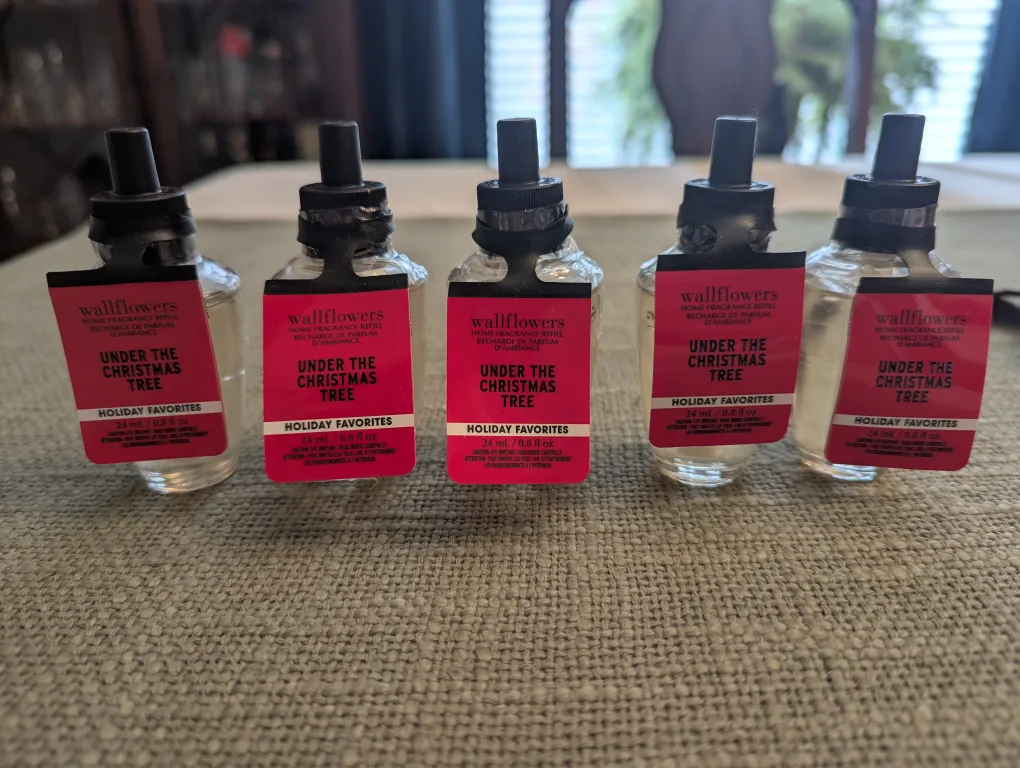 Bath & Body Works Wallflowers Refill - Under the Christmas Tree image indicator(3)