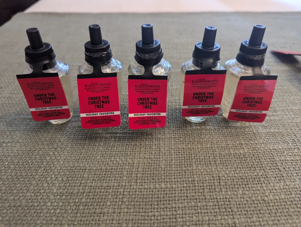 Bath & Body Works Wallflowers Refill - Under the Christmas Tree image indicator(4)