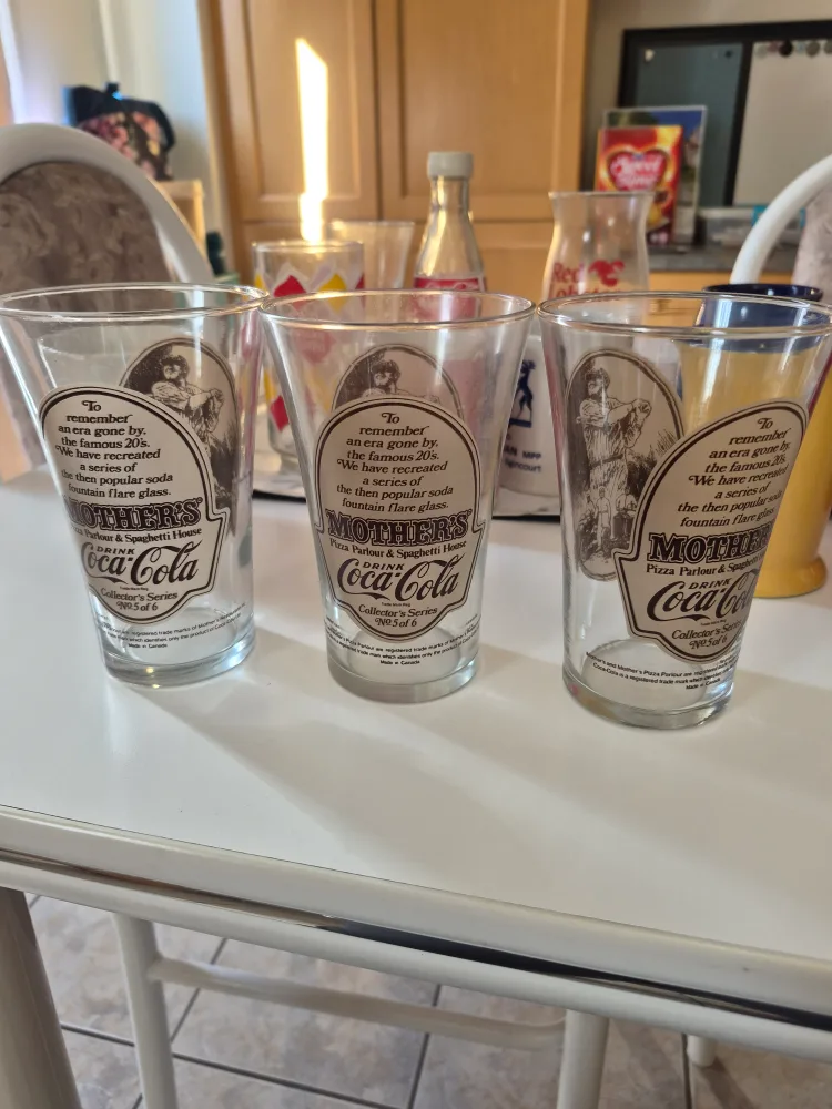 Coca-Cola Mother's Pizza Parlour Glass image indicator(2)
