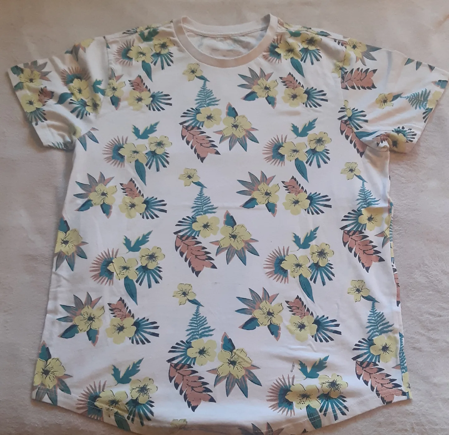Aeropostale Floral T-Shirt - Size Large image indicator(3)