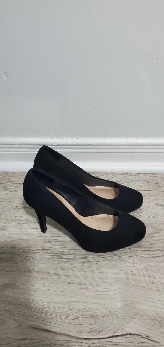 Kelly & Katie Black Heels - Size 8 image indicator(2)