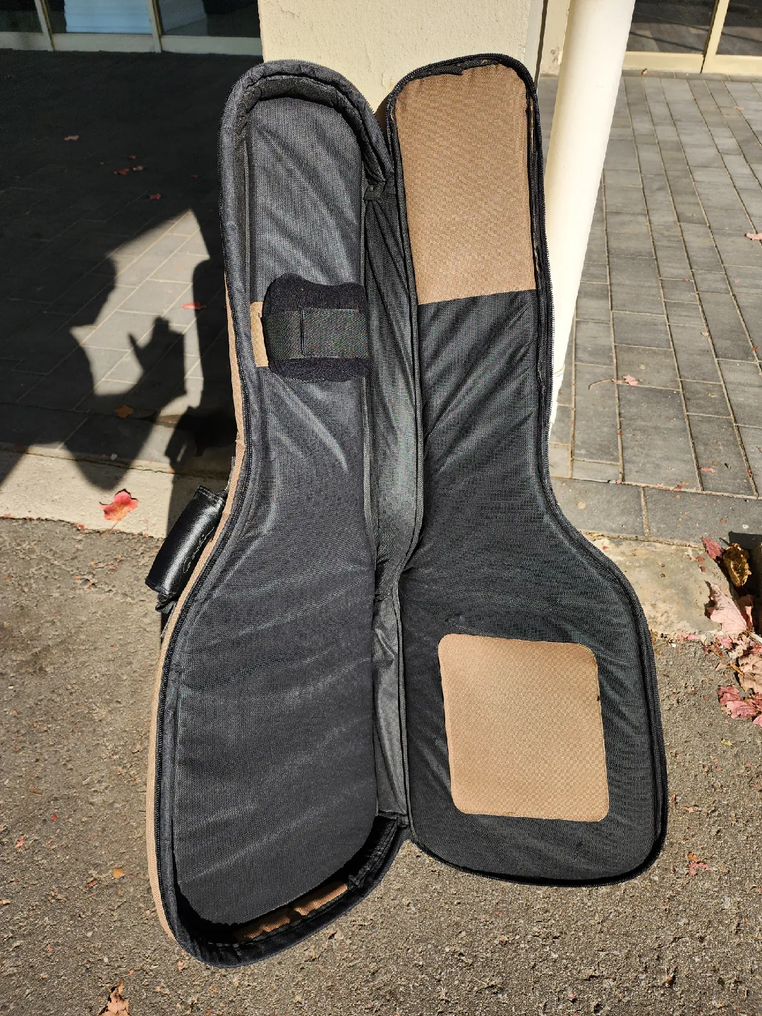 Godin Guitar Case - Brown image indicator(2)