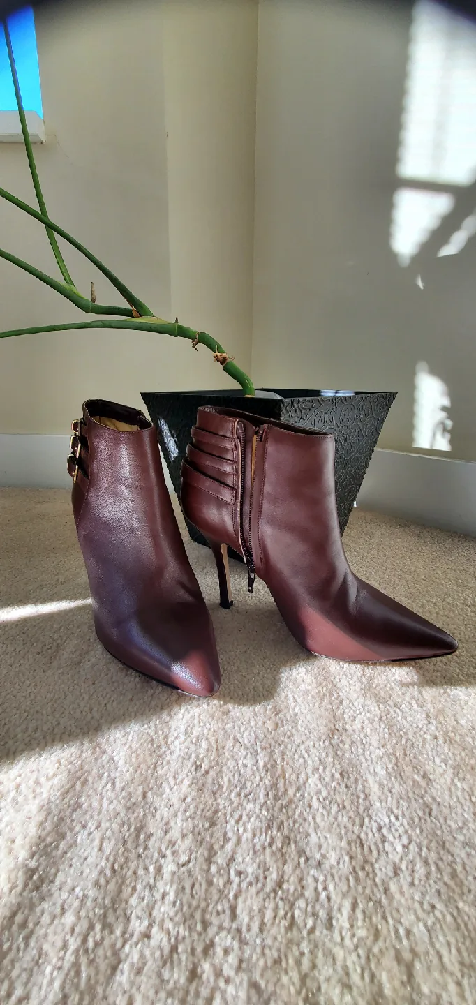 Barneys New York Brown Leather Heeled Booties Size 8 image indicator(2)