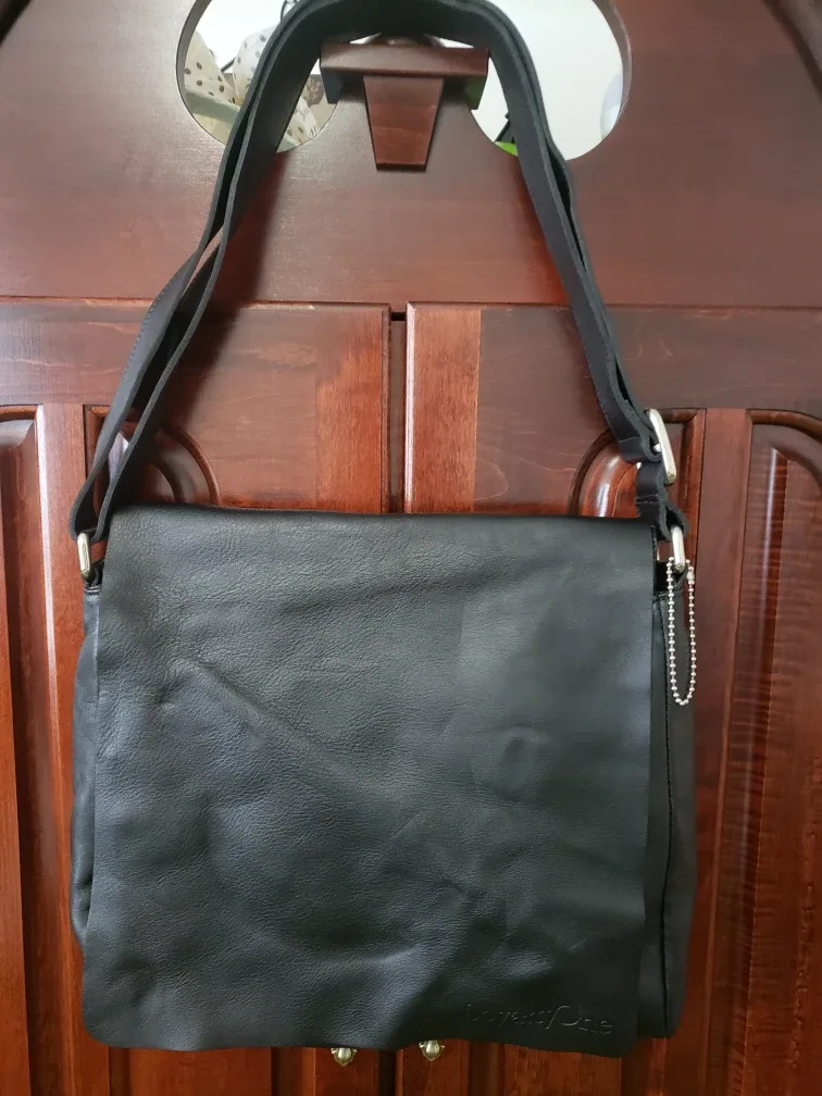 Brand New Roots Genuine Leather Black Messenger Bag image indicator(3)