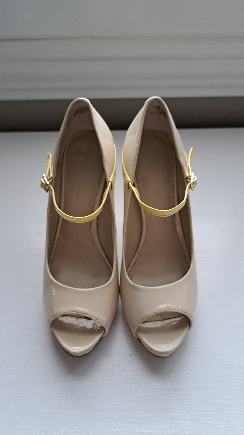 Nine West Beige & Yellow Heels, Size 5