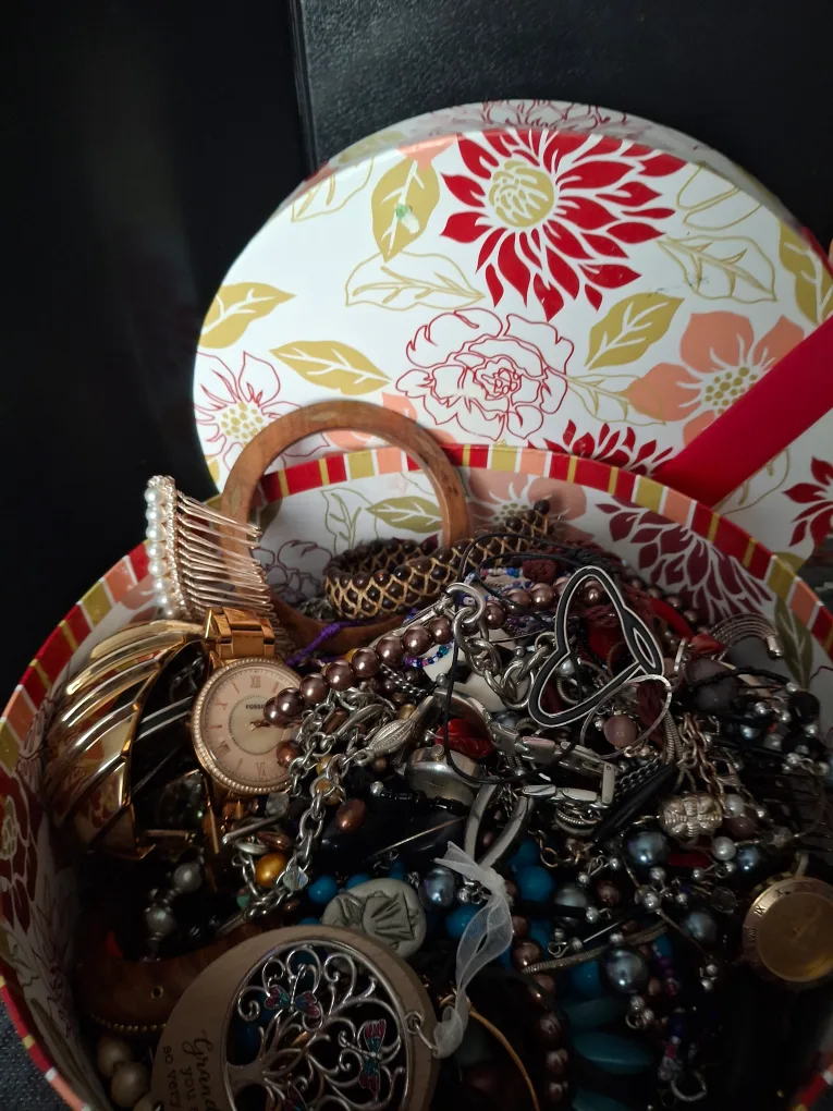 Box of Assorted Jewellery & Accessories image indicator(3)