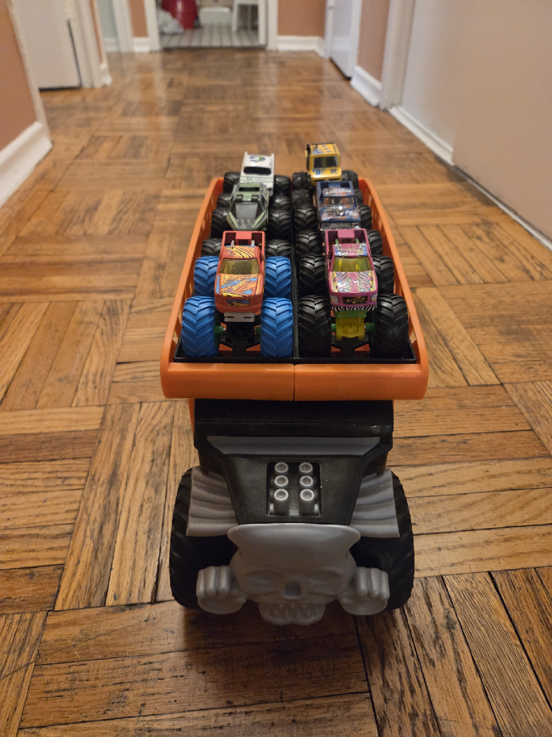 Hot Wheels Monster Truck Carrier with 10 Trucks - photo 2
