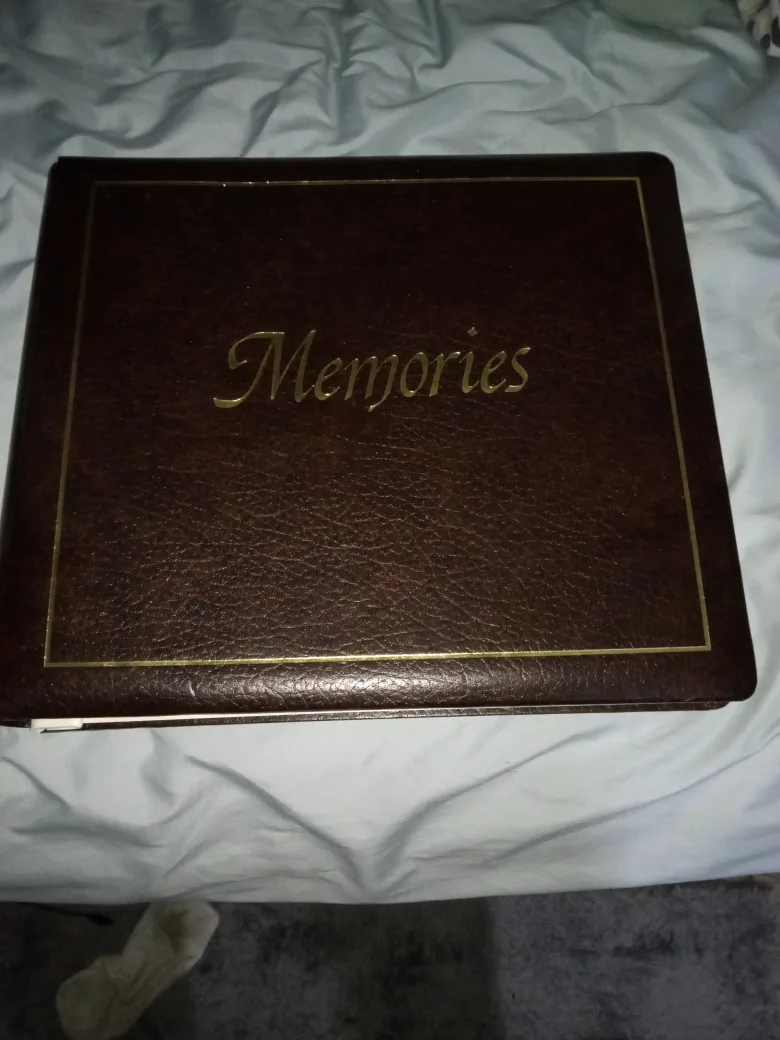 Brown Leather "Memories" Photo Album image indicator(7)