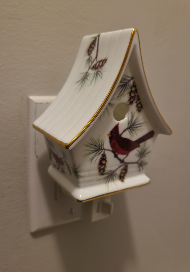 Cardinal Birdhouse Night Light - photo 3