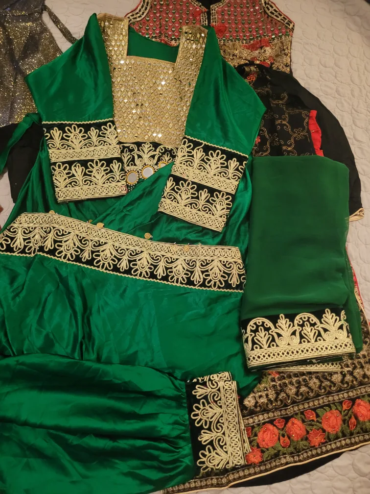 Traditional Dresses image indicator(3)
