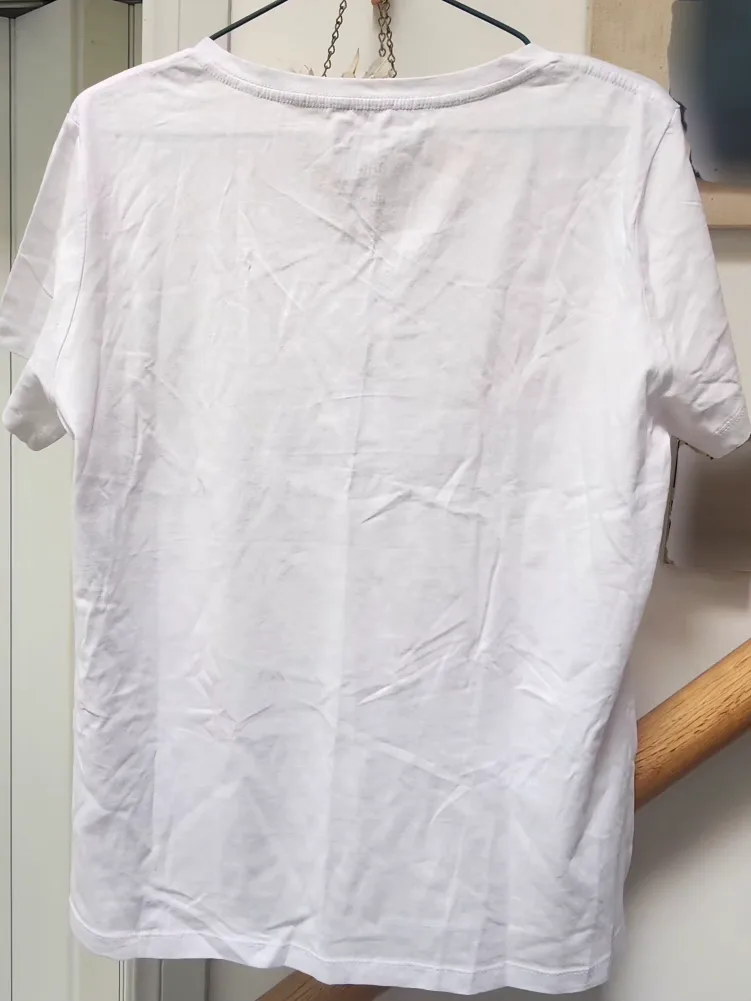 Vneck shirt image indicator(2)