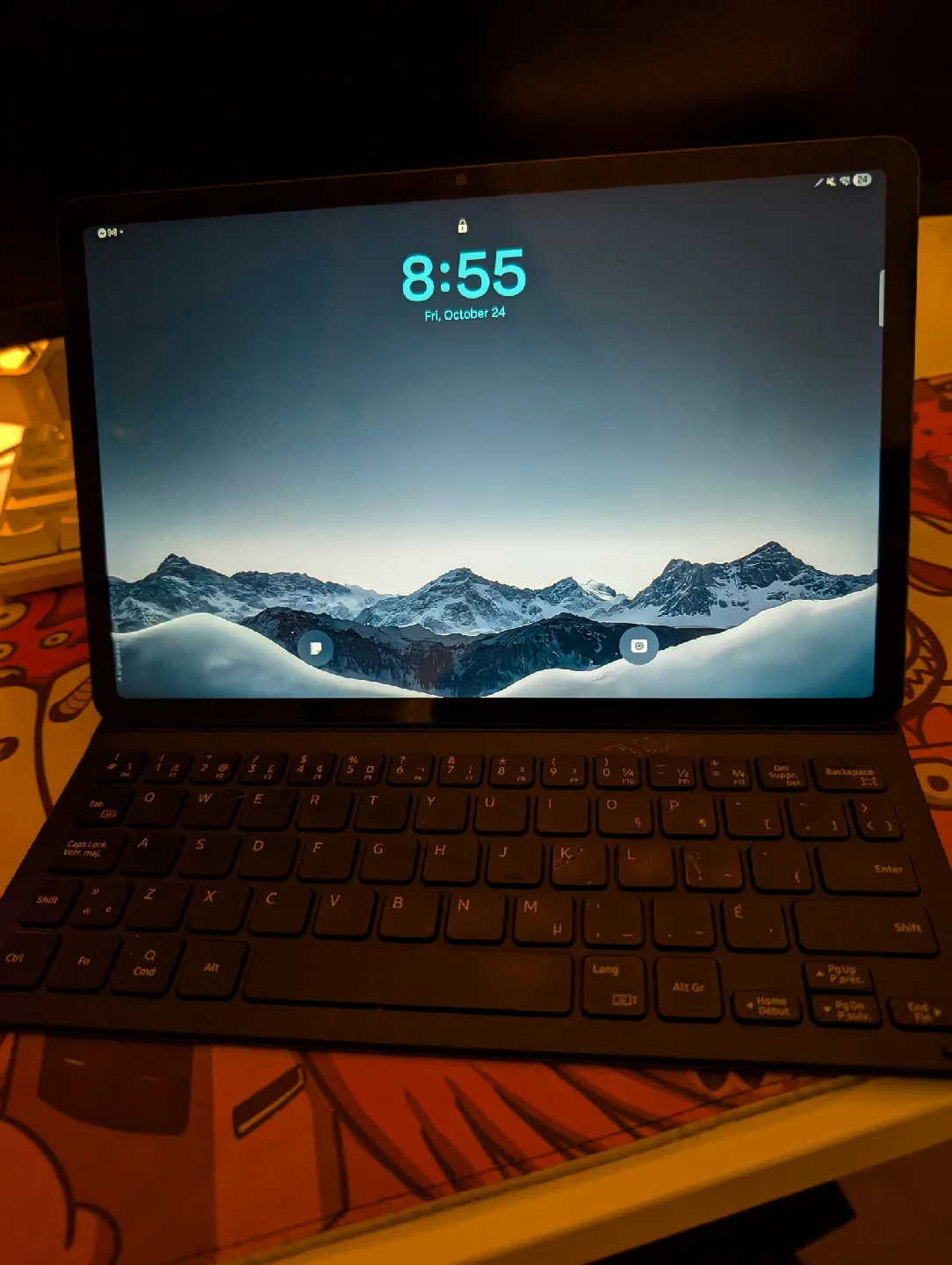 Samsung tab s8 with keyboard and spen image indicator(3)
