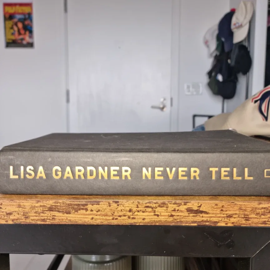 Lisa Gardner - Never Tell thumbnail