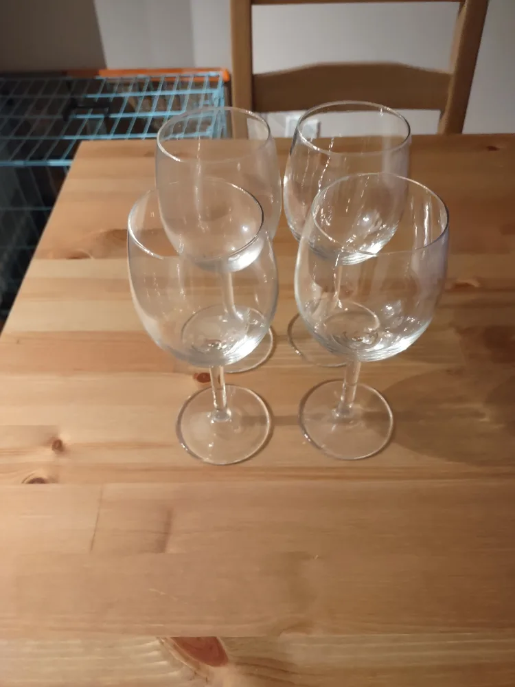 Set of 4 Wine Glasses image indicator(2)